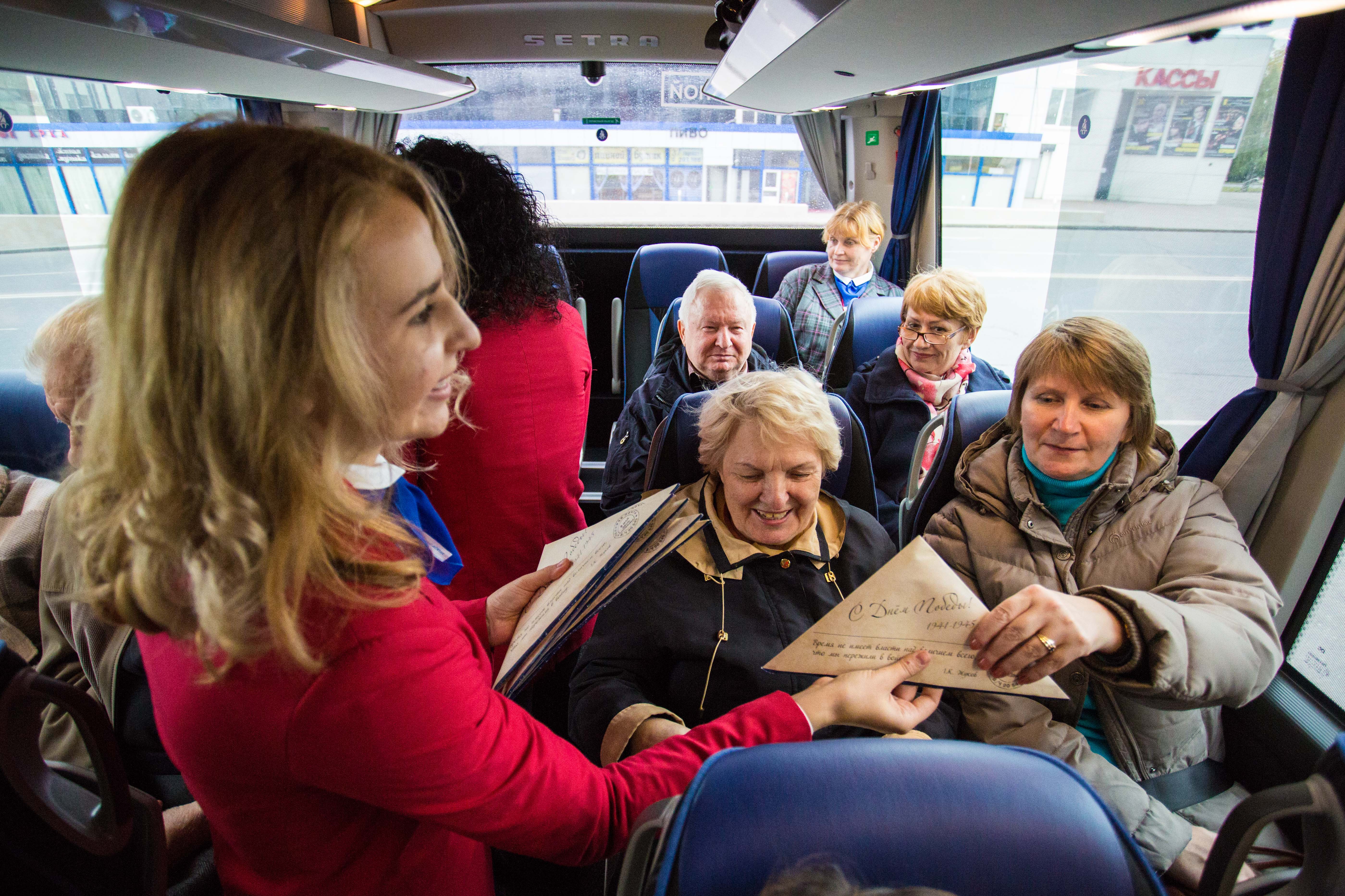 Пенсионер спб. Автобусная экскурсия для пенсионеров. Экскурсии для пенсионеров. Экскурсии для пожилых людей. Люди в экскурсионном автобусе.